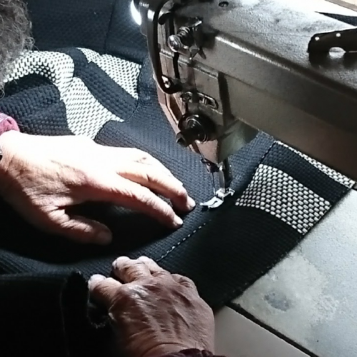 裁断した生地を縫製するイメージ